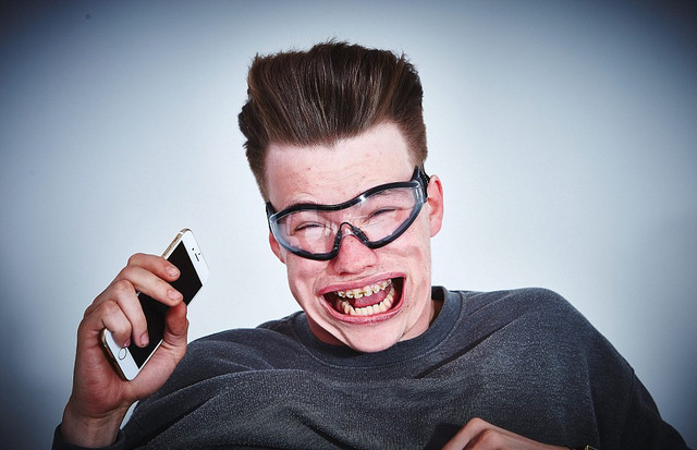 看英国男女狂风下自拍 "龇牙咧嘴"引人笑