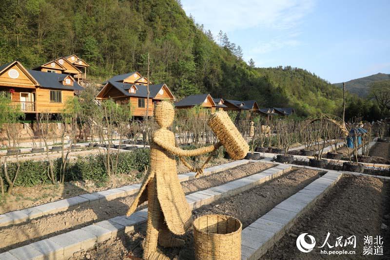 湖北鶴峰：“稻草人”扮靚生態農莊