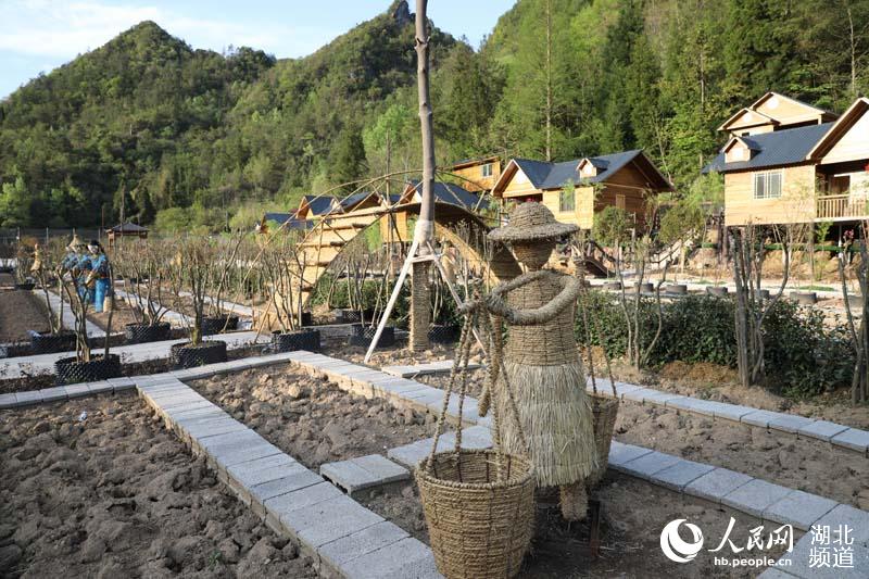 湖北鶴峰：“稻草人”扮靚生態農莊