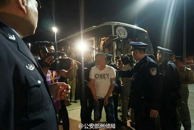 柬埔寨警方向中国警方移交犯罪嫌疑人