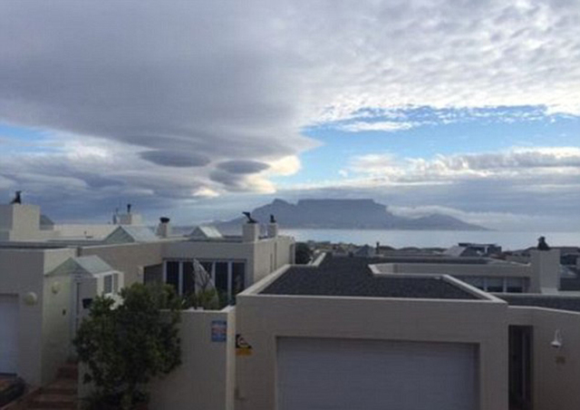 南非天空現罕見怪雲 如飛碟艦隊來襲