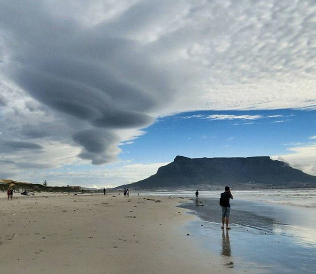 南非天空現罕見怪雲 如飛碟艦隊來襲
