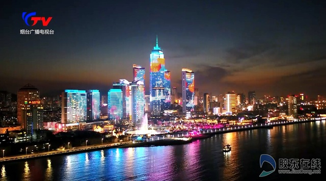 烟台滨海广场上演快闪 唱响《我和我的祖国》