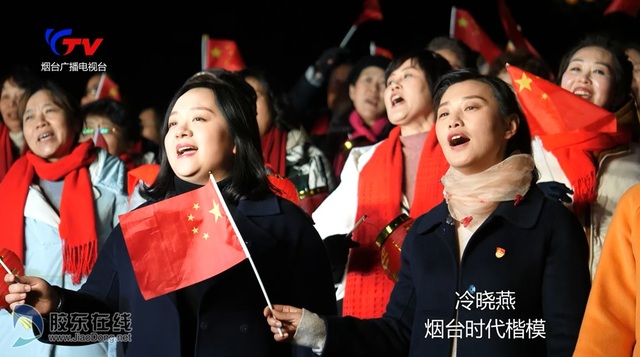 烟台滨海广场上演快闪 唱响《我和我的祖国》