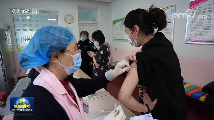 我国新冠疫苗全民免费接种 费用由医保基金和财政共同负担