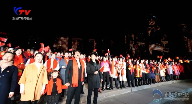 烟台滨海广场上演快闪 唱响《我和我的祖国》