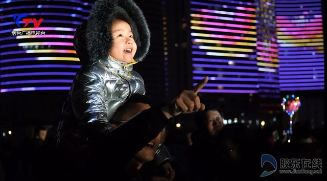 烟台滨海广场上演快闪 唱响《我和我的祖国》