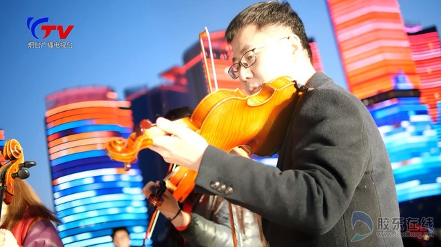 烟台滨海广场上演快闪 唱响《我和我的祖国》