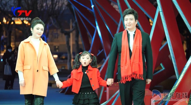 烟台滨海广场上演快闪 唱响《我和我的祖国》