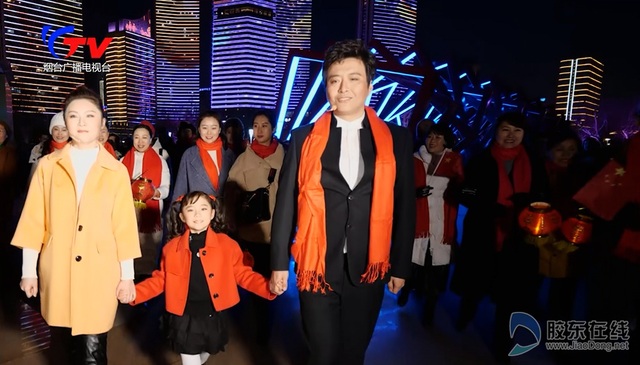 烟台滨海广场上演快闪 唱响《我和我的祖国》