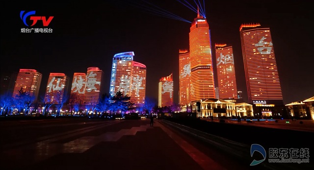 烟台滨海广场上演快闪 唱响《我和我的祖国》