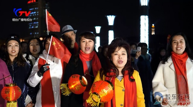 烟台滨海广场上演快闪 唱响《我和我的祖国》