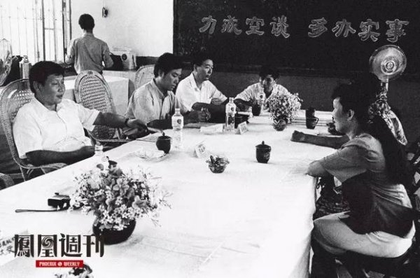 图片默认标题_fororder_1993年8月，时任福建省福州市委书记的习近平（左一）在福州市、台江区领导联合接待群众日接待群众。