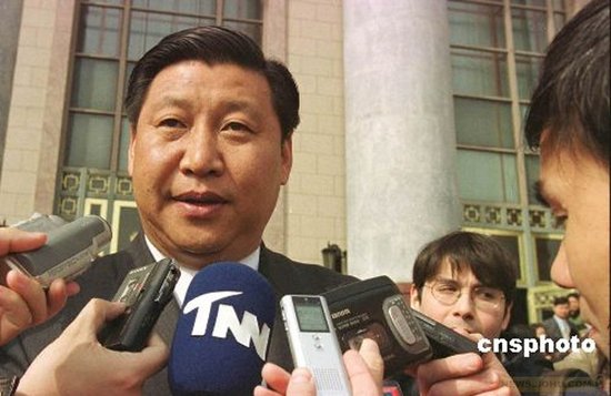 图片默认标题_fororder_2001年，时任福建省省长习近平出席九届全国人大四次会议时接受媒体采访。