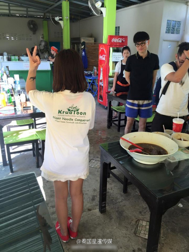 中国女游客31分钟吃1.6公斤大碗面破泰国一饭店纪录