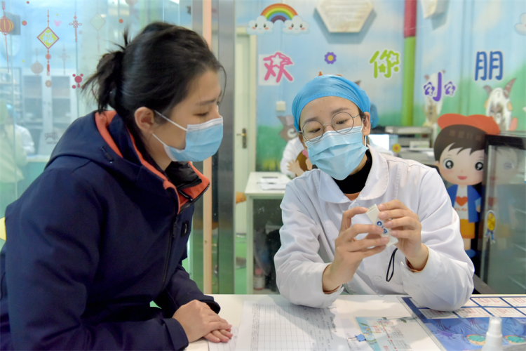 西安國際港務區率先為十四運重大配套項目施工人員接種新冠疫苗