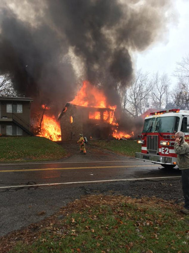 美俄亥俄一小飞机撞民宅燃起大火 致9人遇难
