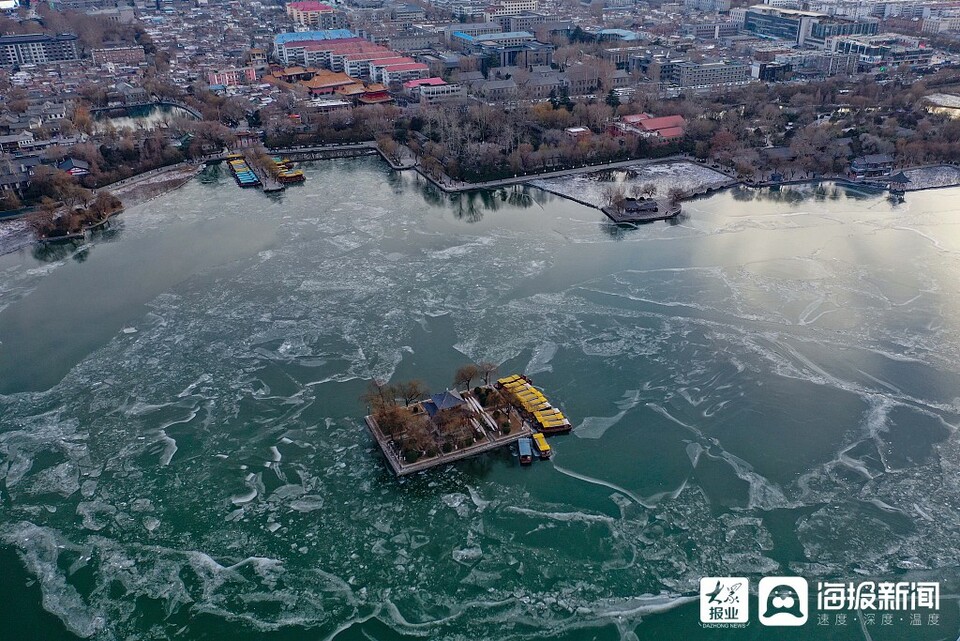 济南：大明湖变身“冰湖” 恍入冰雪童话世界