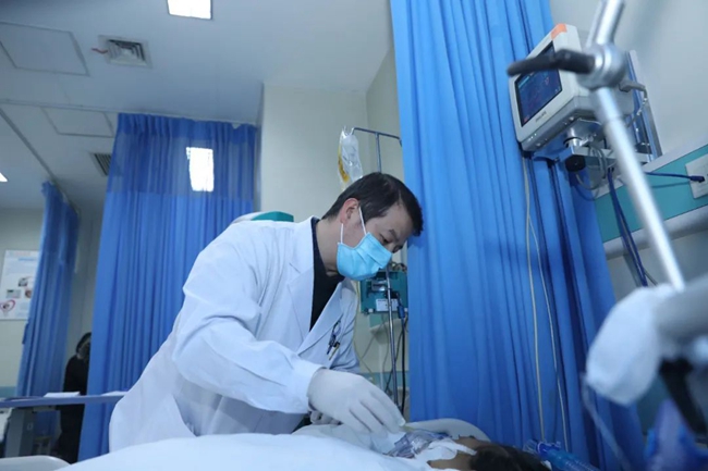 西安急诊科医生王彦军：两天一夜坚守病人寸步不离