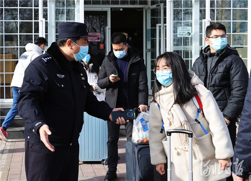 河北石家庄：公安民警疫情防控一线过节日