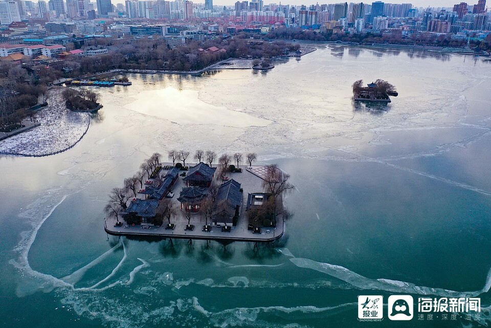 济南：大明湖变身“冰湖” 恍入冰雪童话世界