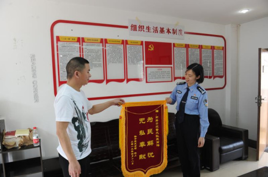 【法制安全】重庆渝中民警抱孩指挥交通 获锦旗感谢