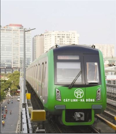 “乘轻轨出行，交通更便捷”