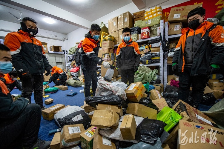 石家庄街头，快递小哥跑起来了！