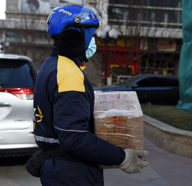 石家庄街头，快递小哥跑起来了！