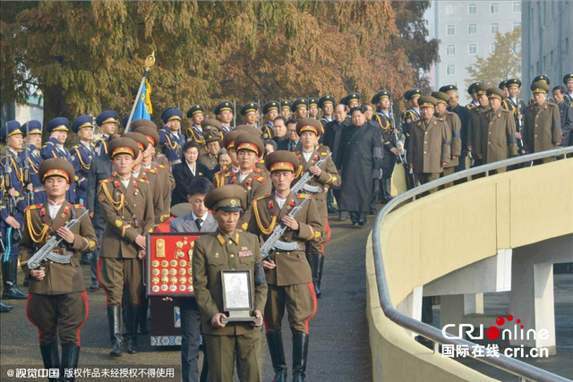 朝为94岁元帅李乙雪举行国葬 金正恩亲自撒土