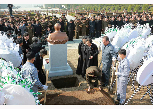 朝为94岁元帅李乙雪举行国葬 金正恩亲自撒土