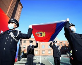 （有修改）【B】大連公安舉行慶祝首個中國人民警察節“向警旗宣誓”儀式