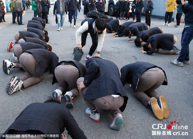 韓國高考開考 學弟學妹跪地為考生打氣
