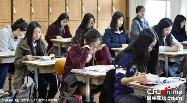 韓國高考開考 學弟學妹跪地為考生打氣