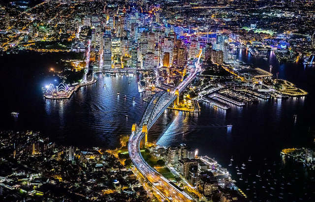 美摄影师两千米高空俯拍大都市绚丽夜景