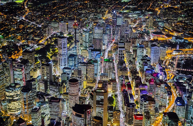 美摄影师两千米高空俯拍大都市绚丽夜景