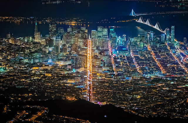 美摄影师两千米高空俯拍大都市绚丽夜景