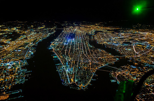 美摄影师两千米高空俯拍大都市绚丽夜景