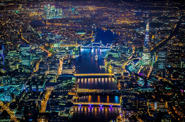 美摄影师两千米高空俯拍大都市绚丽夜景