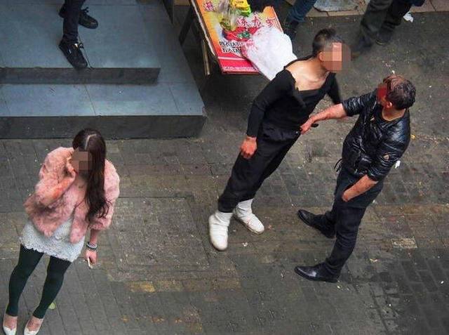南京两男子在光棍节为争抢女友大打出手