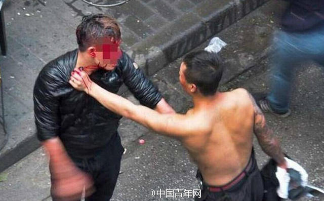 南京两男子在光棍节为争抢女友大打出手