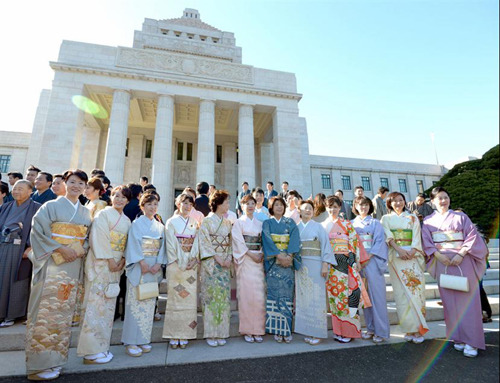 日华媒：日本女议员靠颜值闯政坛 烦恼多受歧视