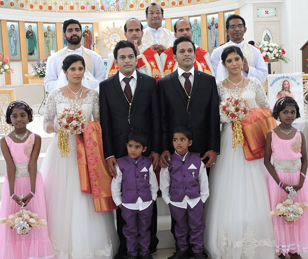 印度兩對雙胞胎舉行婚禮 牧師花童均是雙胞胎