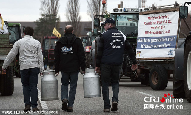 法國奶農泡牛奶浴 抗議牛奶價格過低