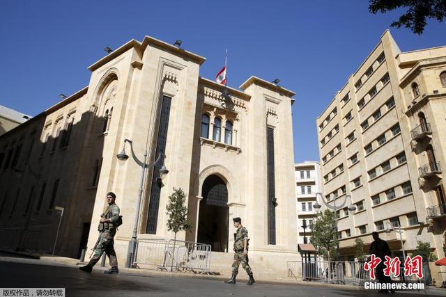 黎巴嫩议会降半旗悼念连环爆炸遇难者