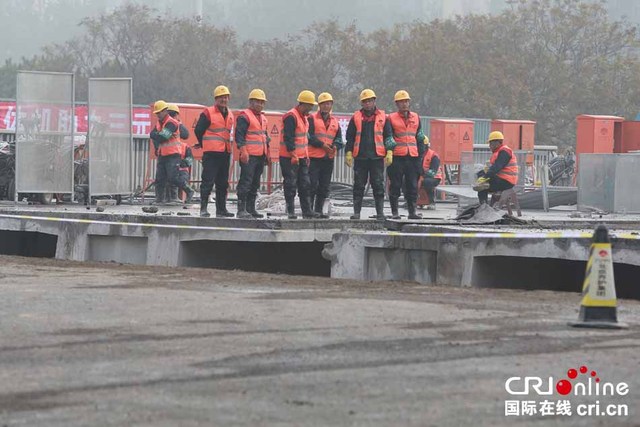 北京三元桥更换新桥面断路施工24小时