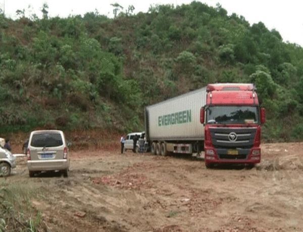 广西记者暗访走私冻肉遭遇持刀围攻