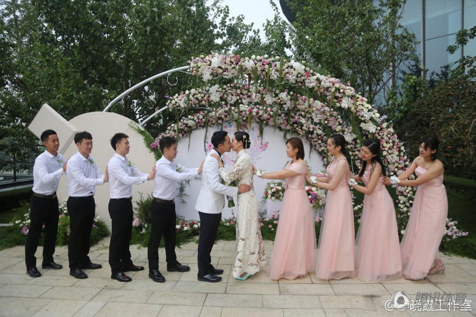 组图：李晓霞举办婚礼 国乒伴郎伴娘团引关注