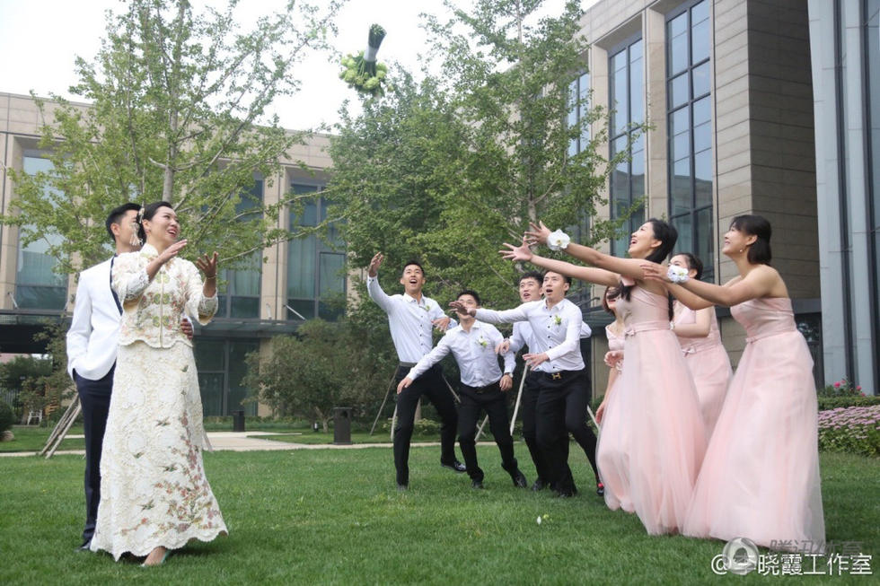 组图：李晓霞举办婚礼 国乒伴郎伴娘团引关注