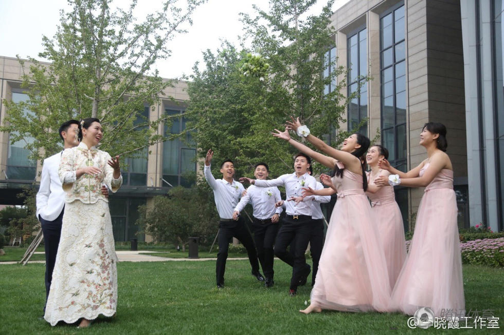 组图：李晓霞举办婚礼 国乒伴郎伴娘团引关注